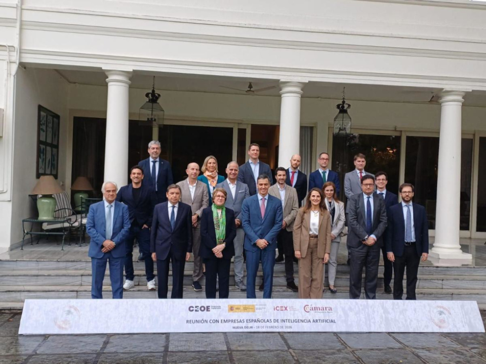 El presidente del Gobierno, Pedro S&aacute;nchez, junto a la presidenta de la Comisi&oacute;n de Relaciones Internacionales de CEOE, Marta Blanco, y los ministros de Agricultura, Pesca y Alimentaci&oacute;n, Luis Planas, y para la Transformaci&oacute;n Di