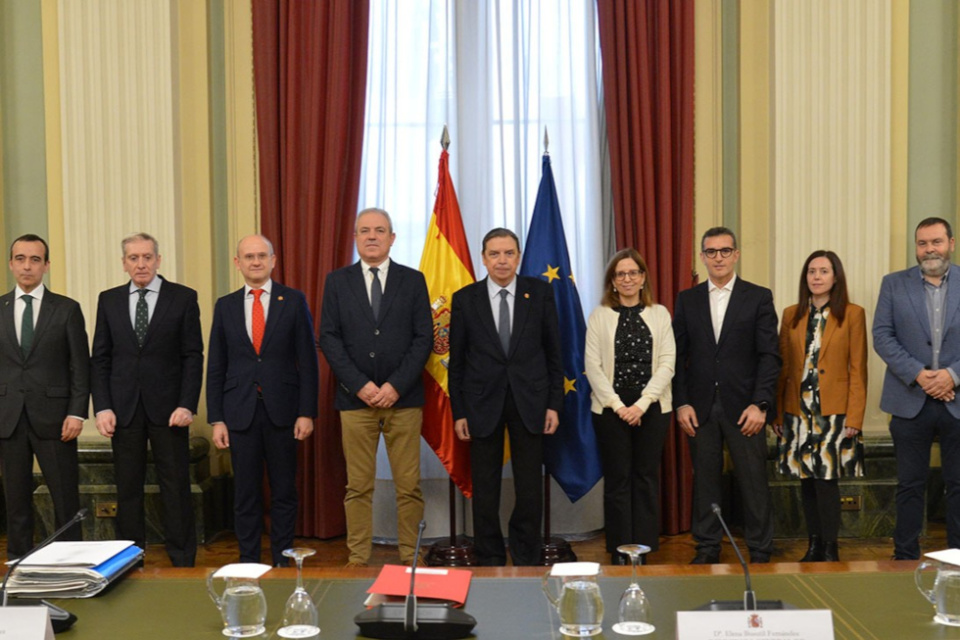 El ministro de Agricultura, Pesca y Alimentaci&oacute;n, Luis Planas, en la foto de familia de la reuni&oacute;n.