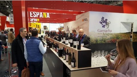 Un ‘Túnel del vino’ permite que visitantes profesionales de todo el mundo caten 100 referencias de 40 bodegas aragonesas. Un ‘Túnel del vino’ permite que visitantes profesionales de todo el mundo caten 100 referencias de 40 bodegas aragonesas.