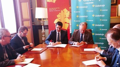 Un momento de la firma entre Jos&eacute; Manuel Caballero, presidente de FENAVIN (izqda.), y Carlos de la Sierra, presidente de Globalcaja.