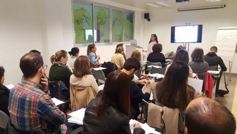 Una t&eacute;cnico del Centro para el Desarrollo Tecnol&oacute;gico Industrial (CDTI) imparte una de las clases de formaci&oacute;n sobre programa Horizonte 2020.