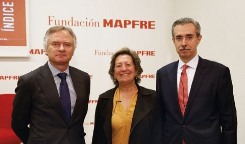 De izquierda a derecha, Ignacio Baeza, vicepresidente de MAPFRE, Pilar Gonz&aacute;lez de Frutos, presidenta de UNESPA, y Manuel Aguilera, director general del Servicio de Estudios de MAPFRE.