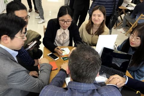 La agenda del encuentro comenzó el día 12 de marzo, en Shanghái con la visita a un importante mercado. La agenda del encuentro comenzó el día 12 de marzo, en Shanghái con la visita a un importante mercado.