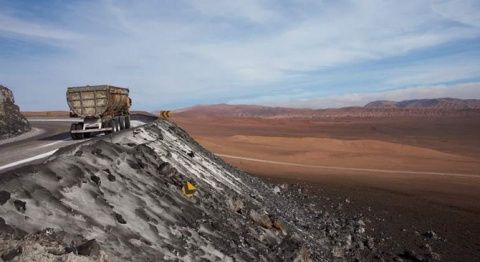 Un cami&oacute;n se dirige a las minas de sal del desierto de Atacama. Imagen: Dreamstime