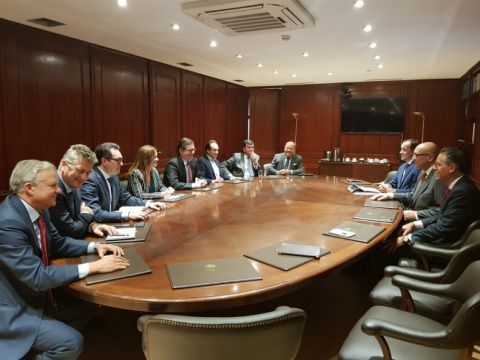 A la reuni&oacute;n tambi&eacute;n han acudido diferentes empresas con intereses en Chile.