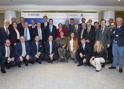 Fotografía de familia de los asistentes a la reunión con la vicepresidenta de la República de Argentina , Gabriela Michetti ©Fernando Villar. Fotografía de familia de los asistentes a la reunión con la vicepresidenta de la República de Argentina , Gabriela Michetti ©Fernando Villar.