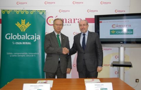 La firma para la renovaci&oacute;n del convenio.