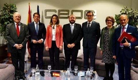 Los participantes en el encuentro con el ministro de Economía de Guatemala, Antonio Malouf. Los participantes en el encuentro con el ministro de Economía de Guatemala, Antonio Malouf.