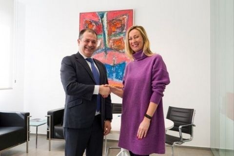 La directora de la AEHC, B&aacute;rbara Guti&eacute;rrez y el rector de Universidad Europea del Atl&aacute;ntico, Rub&eacute;n Calder&oacute;n.