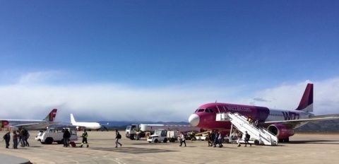 La aerolínea Wizz Air atiende la ruta. La aerolínea Wizz Air atiende la ruta.