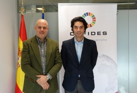 El director de Inversiones y Tesorer&iacute;a de AM Fresh Group, Fernando de Lucas, y el director general de COFIDES, Rodrigo Madrazo.