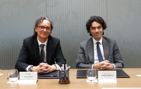 El consejero delegado de Alucan, Jordi Espada, y el director general de COFIDES, Rodrigo Madrazo. El consejero delegado de Alucan, Jordi Espada, y el director general de COFIDES, Rodrigo Madrazo.