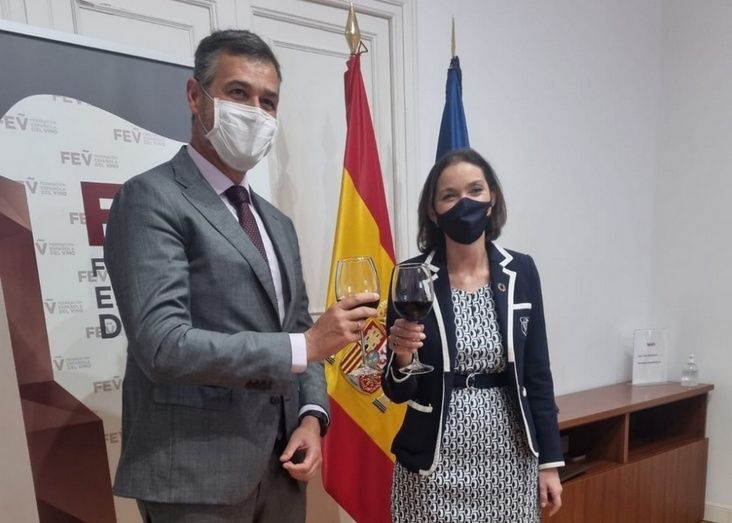 El presidente de la FEV y la MInistra Reyes Maroto.