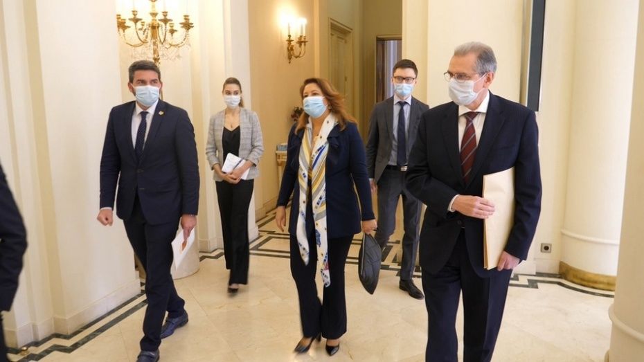 Reunión mantenida por la consejera en la Embajada de Rusia en Madrid. Reunión mantenida por la consejera en la Embajada de Rusia en Madrid.
