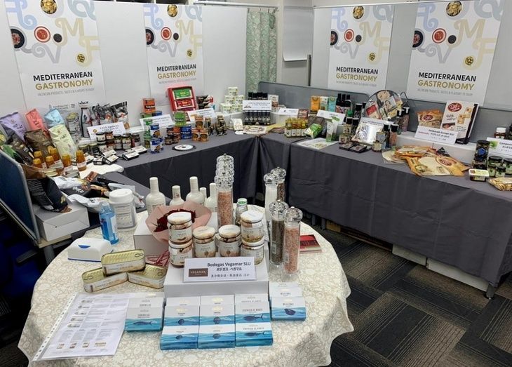 La presentación de oferta consiste en la exposición de muestras de las empresas participantes. La presentación de oferta consiste en la exposición de muestras de las empresas participantes.