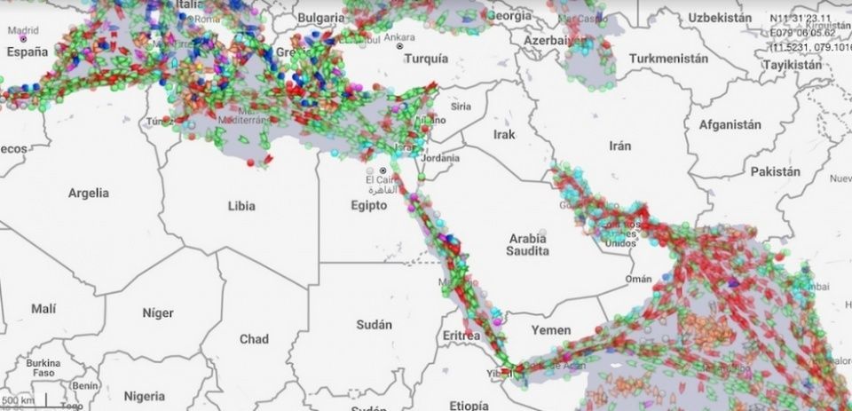 Tráfico marítimo del Canal de Suez, el día del atasco del buque de mercancías de Evergreen. Tráfico marítimo del Canal de Suez, el día del atasco del buque de mercancías de Evergreen.