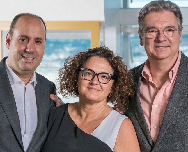 De izquierda a derecha, Dr. Javier Cort&eacute;s, Mar&iacute;a Campos y Dr. Antonio Llombart-Cussac