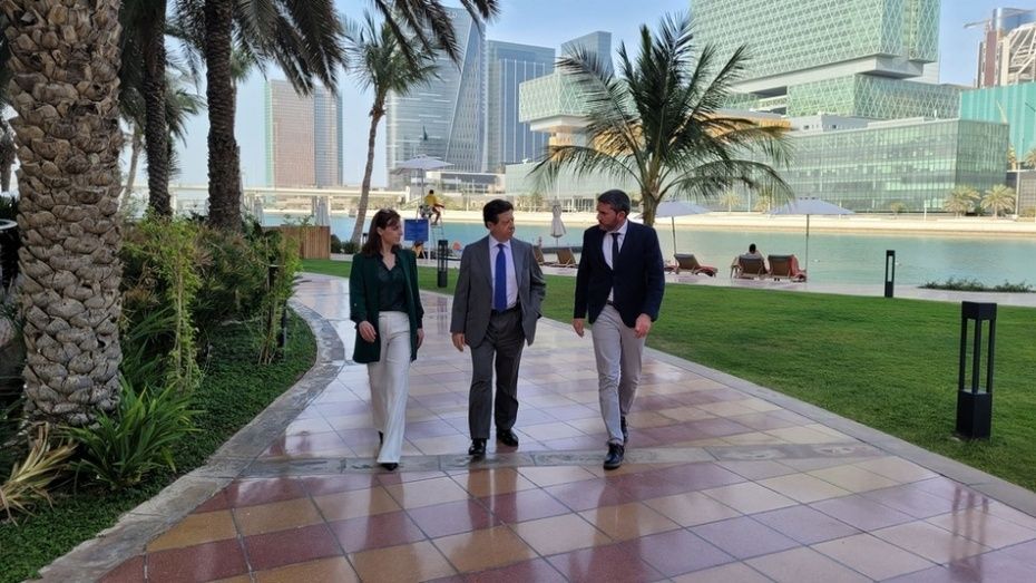 Encuentro entre Antonio Luengo, y el embajador de Espa&ntilde;a en EAU, &Iacute;&ntilde;igo de Palacio.