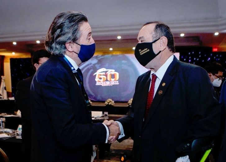 Miguel Gar&iacute;n, director de Desarrollo Internacional de la Fundaci&oacute;n Valenciaport, con el presidente de la Rep&uacute;blica de Guatemala, Alejandro Giammattei.