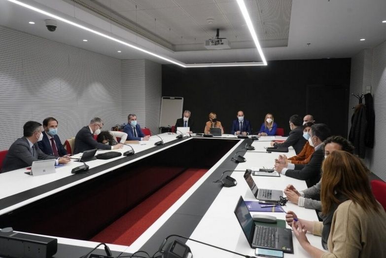 En la reuni&oacute;n en la sede del Gobierno Vasco en Lakua se ha contrastado informaci&oacute;n, para analizar y emitir conclusiones que permitan un acompa&ntilde;amiento constante.