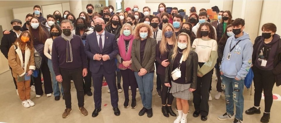 El consejero Gimeno junto a estudiantes y profesorado de Erasmus+ de Turquía, Rumania, Italia y Pamplona. El consejero Gimeno junto a estudiantes y profesorado de Erasmus+ de Turquía, Rumania, Italia y Pamplona.