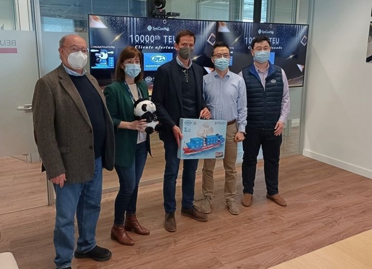 Momento de la entrega del premio Izq. a dcha: Vicente Ramos Andreu, Laura Mateo de la Encarnaci&oacute;n, Vicente Ramos Benet, Wan Kun y Fangxing Shang.