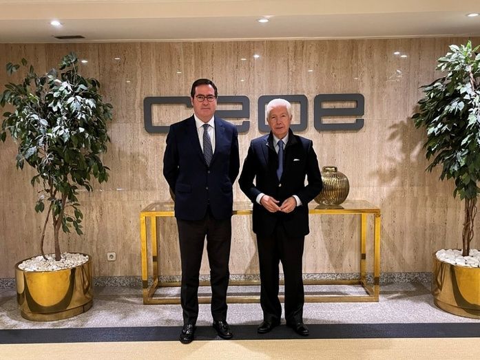 El presidente de CEOE, Antonio Garamendi y su hom&oacute;logo de CIP, Ant&oacute;nio Saraiva, durante una reuni&oacute;n en la sede de la Confederaci&oacute;n Empresarial.