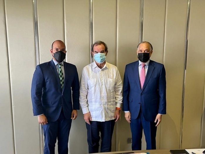 El nuevo Srio. Gral. Iberoamericano, Andr&eacute;s Allamand, con el Pdte. de CEIB y de COPARDOM, William Mat&iacute;as Ram&iacute;rez, y el vicepresidente ejecutivo de la patronal dominicana, Pedro R.