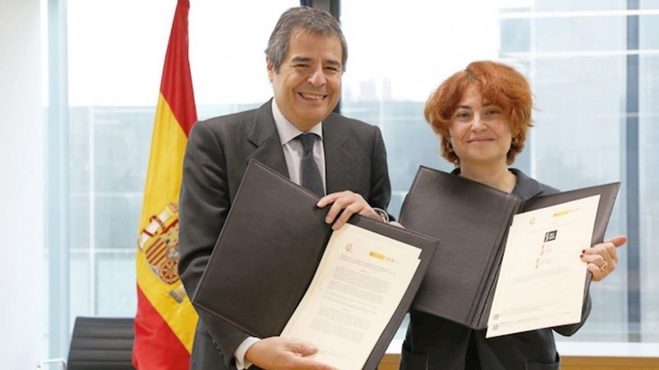 La consejera delegada de ICEX, Mar&iacute;a Pe&ntilde;a, y el director general de Cerveceros de Espa&ntilde;a, Jacobo Olalla Mara&ntilde;&oacute;n, firman el acuerdo.