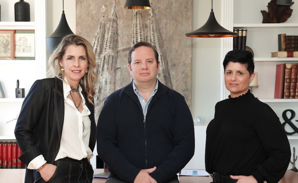 De izquierda a derecha: Lourdes Cuevas, CEO de G&uuml;ipUp, Emilio Gimenez y Linda Naerheim.