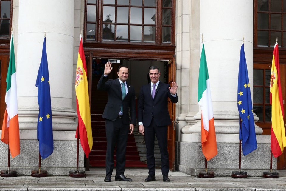 El presidente del Gobierno, Pedro S&aacute;nchez, es recibido por el primer ministro de la Rep&uacute;blica de Irlanda, Leo Varadkar. Pool Moncloa/Fernando Calvo. Dubl&iacute;n (Irlanda)