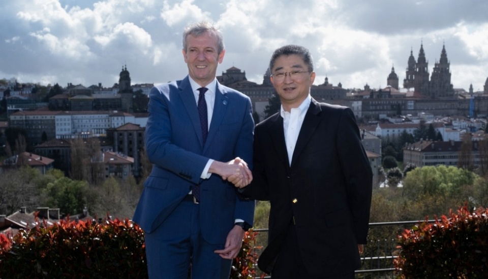 El presidente de la Xunta de Galicia, Alfonso Rueda, se reuni&oacute; en Santiago de Compostela con el presidente del Grupo, Qin Long.