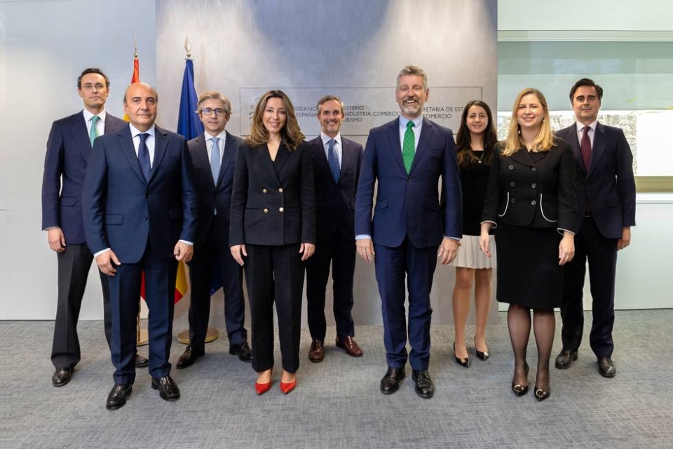Antonio Vilela (HSBC), Rafael Mateo (Acciona), Roland Menor (CACIB), Xiana M&eacute;ndez (Secretar&iacute;a de Estado de Comercio), I&ntilde;igo de Roda (Banco Santander), Fernando Salazar (Cesce), Sara Villamil (ING), Aida Topcagic (J.P. Morgan) y Jaime 
