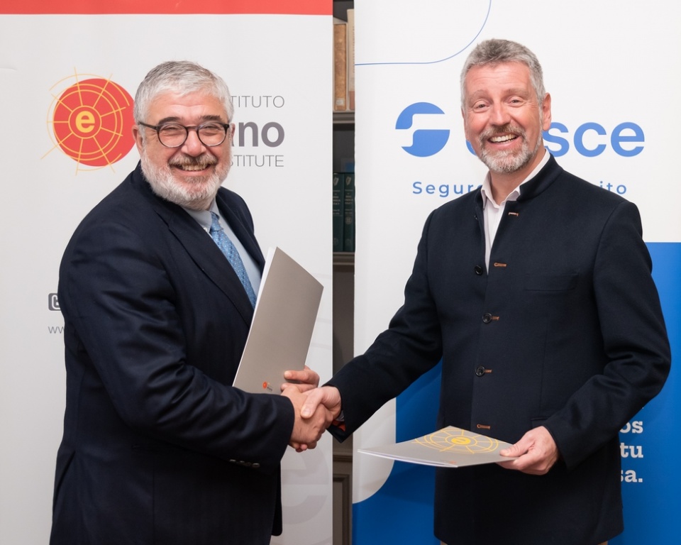 El convenio ha sido firmado por José Juan Ruiz, presidente del Real Instituto Elcano y Fernando Salazar, presidente ejecutivo de Cesce. El convenio ha sido firmado por José Juan Ruiz, presidente del Real Instituto Elcano y Fernando Salazar, presidente ejecutivo de Cesce.