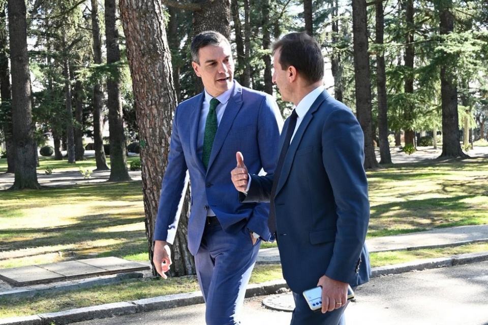 El presidente del Gobierno, Pedro S&aacute;nchez, conversa con el consejero delegado de Airbus, Guillaume Faury, en los jardines de La Moncloa. Pool Moncloa/Borja Puig de la Bellacasa