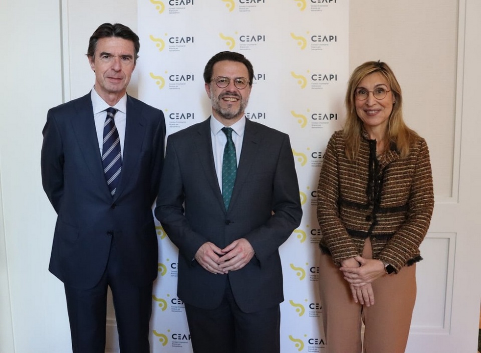 Javier Fern&aacute;ndez-Lasquetty, consejero de Hacienda, Econom&iacute;a y Empleo de la Comunidad de Madrid; Jos&eacute; Manuel Soria, consejero del Grupo Domingo Alonso; y N&uacute;ria Vilanova, presidenta del Consejo Empresarial Alianza por Iberoam&eac