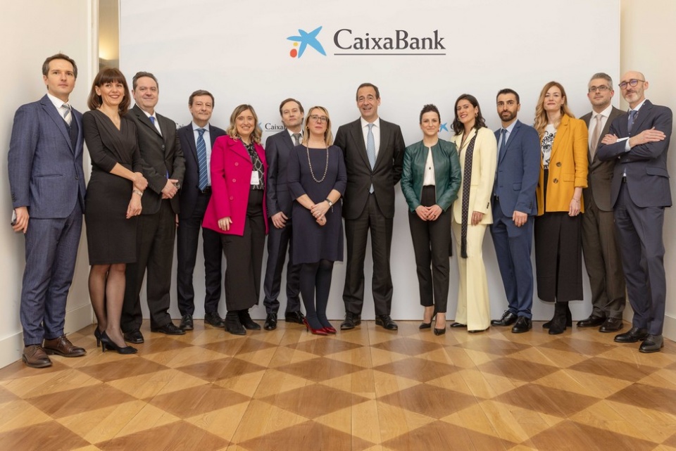 Gonzalo Gort&aacute;zar, consejero delegado de CaixaBank, con el equipo de la sucursal en Mil&aacute;n (Italia).