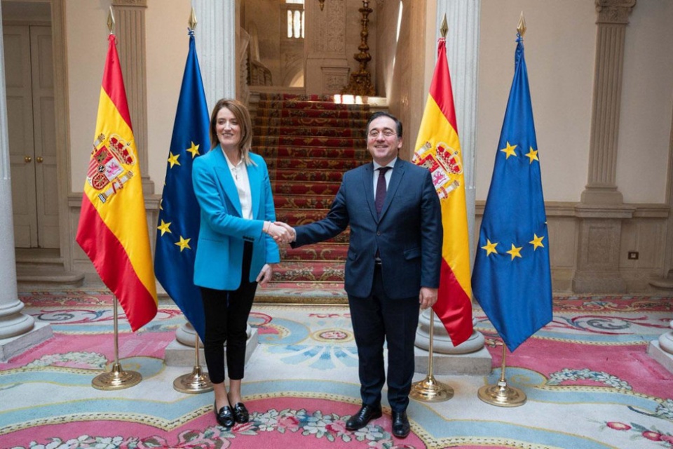 El ministro de Asuntos Exteriores, Uni&oacute;n Europea y Cooperaci&oacute;n, Jos&eacute; Manuel Albares, y la presidenta del Parlamento Europeo (PE), Roberta Metsola (Imagen: La Moncloa)