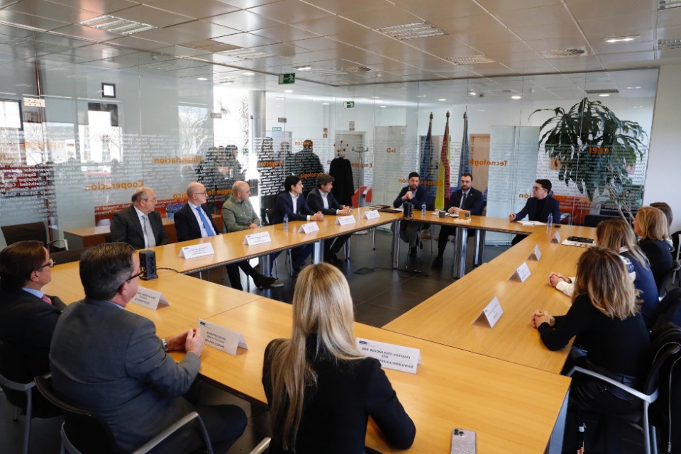 El presidente, Adri&aacute;n Barb&oacute;n, visita la sede de Asturex.