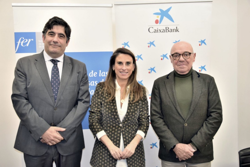 El presidente de la FER, Jaime Garc&iacute;a-Calzada Barrena, y la directora territorial Ebro de CaixaBank, Isabel Moreno, han formalizado esta renovada alianza.