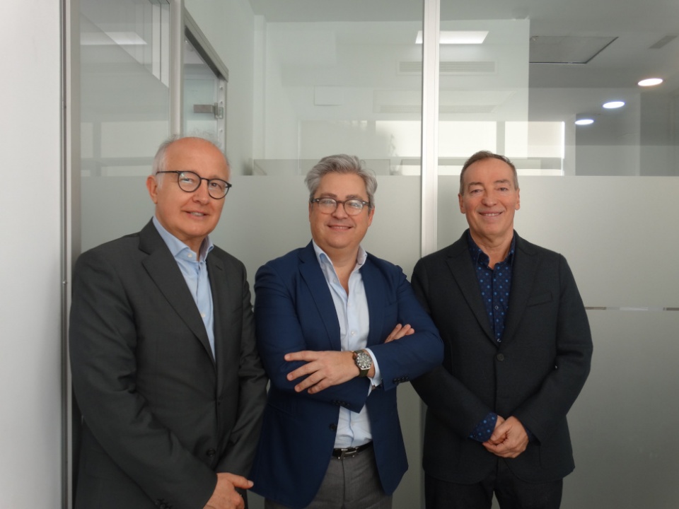 &Aacute;ngel Carrancio, director general de Deltacomgroup; Miguel &Aacute;ngel Ladero, director corporativo de Inversiones de COFIDES; y Antonio Peinado, CEO de Deltacomgroup.