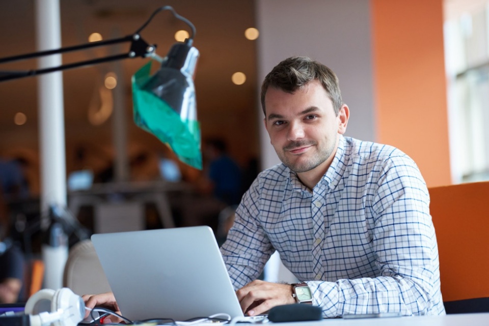 La normativa laboral española se adapta a las nuevas modalidades de trabajo para fomentar la retención de talento en las empresas. La normativa laboral española se adapta a las nuevas modalidades de trabajo para fomentar la retención de talento en las empresas.