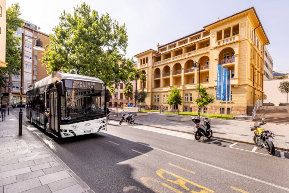 Los autobuses de hidr&oacute;geno de Solaris ofrecen una serie de ventajas, como una gran autonom&iacute;a, un r&aacute;pido tiempo de repostaje y un funcionamiento silencioso y sin emisiones.