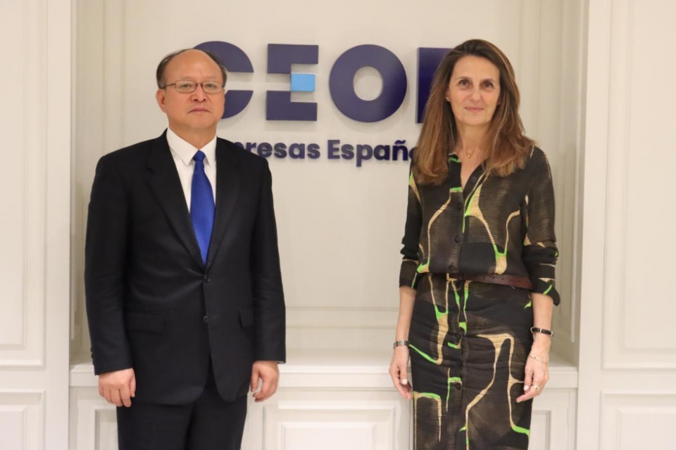 La presidenta de la Comisi&oacute;n de Relaciones Internacionales, Marta Blanco, junto al vicepresidente de CCPIT, Chen Jian&rsquo;an, tras la reuni&oacute;n celebrada en la sede de CEOE, en Madrid.
