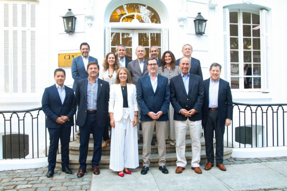 El presidente de CEOE, Antonio Garamendi y el secretario permanente de la CEIB, Narciso Casado, con los equipos de CPC y SOFOFA en Chile.