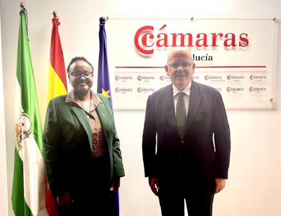El presidente del Consejo Andaluz de Cámaras, Javier Sánchez Rojas, se reúne con la jefa de la diplomacia keniata en España, Nairimas Ole Sein. El presidente del Consejo Andaluz de Cámaras, Javier Sánchez Rojas, se reúne con la jefa de la diplomacia keniata en España, Nairimas Ole Sein.
