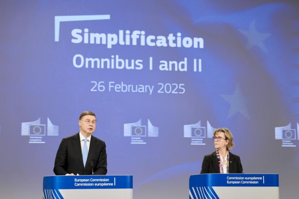 Los comisarios Valdis Dombrovskis y Maria Luís Albuquerque, presentan los dos primeros paquetes Ómnibus // © UE Los comisarios Valdis Dombrovskis y Maria Luís Albuquerque, presentan los dos primeros paquetes Ómnibus // © UE