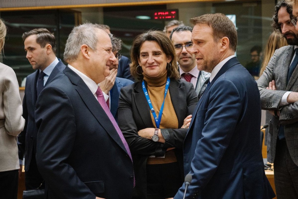 El ministro de Industria y Turismo, Jordi Hereu, junto a la vicepresidenta primera y comisaria de Competencia de la Comisi&oacute;n Europea, Teresa Ribera, en el Consejo de Competitividad de la Uni&oacute;n Europea.