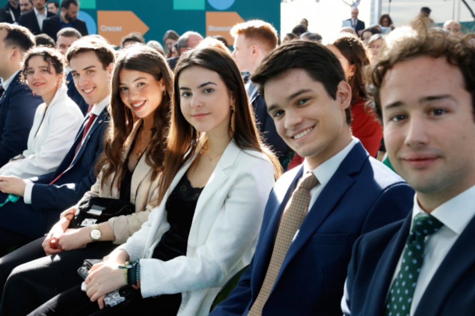 La compañía ofrece a las nuevas generaciones la posibilidad de formarse en actividades relacionadas con la transición energética. La compañía ofrece a las nuevas generaciones la posibilidad de formarse en actividades relacionadas con la transición energética.