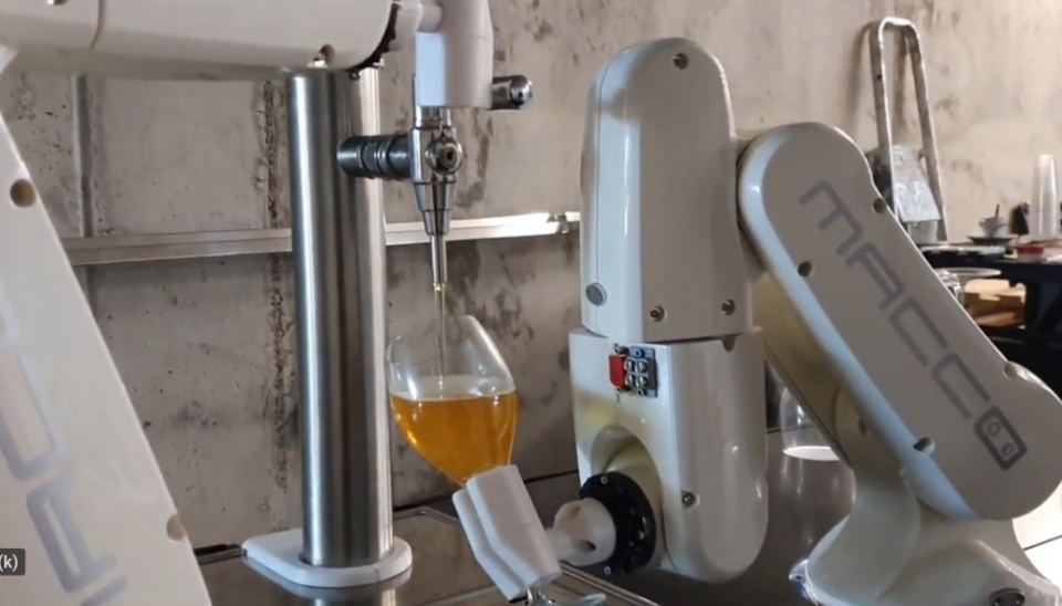 Este robot humanoide no es solo una novedad tecnol&oacute;gica, sino una soluci&oacute;n pr&aacute;ctica dise&ntilde;ada para mejorar la eficiencia en bares y restaurantes.